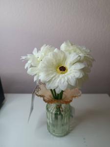 Witte kunst gerbera's l 7 stelen van 23 cm