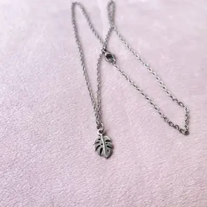 Monstera blad ketting – stijlvol cadeau voor plantenliefhebbers