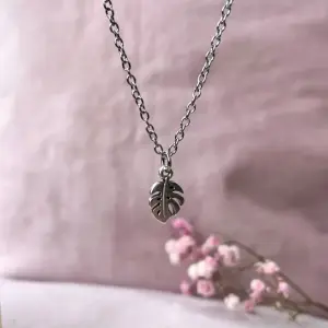 Monstera blad ketting – stijlvol cadeau voor plantenliefhebbers