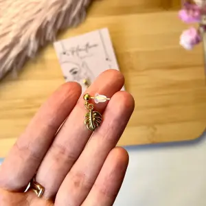 Oorbellen knopjes met Monstera goud- of zilverkleurig